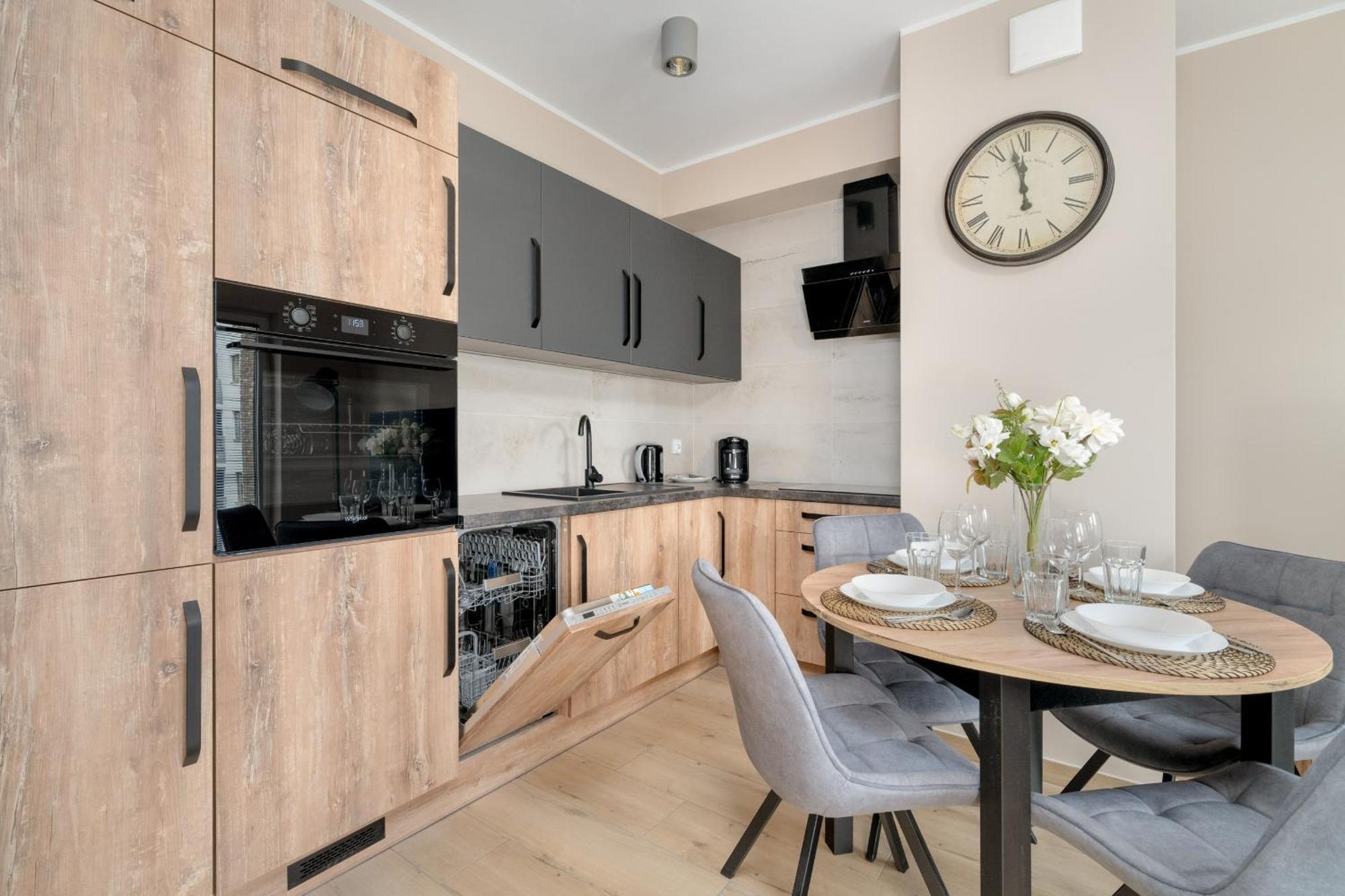 Cosy And Bright Apartment With Parking In Poznan By Noclegi Renters Екстериор снимка