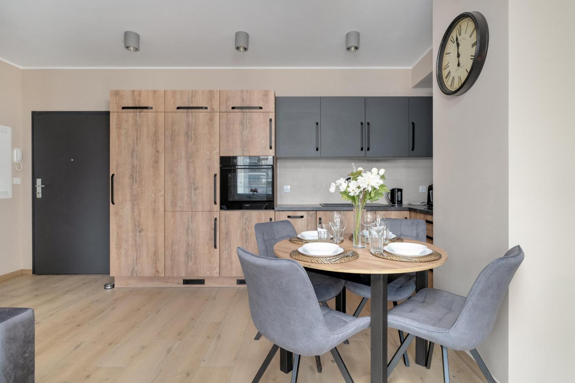 Cosy And Bright Apartment With Parking In Poznan By Noclegi Renters Екстериор снимка