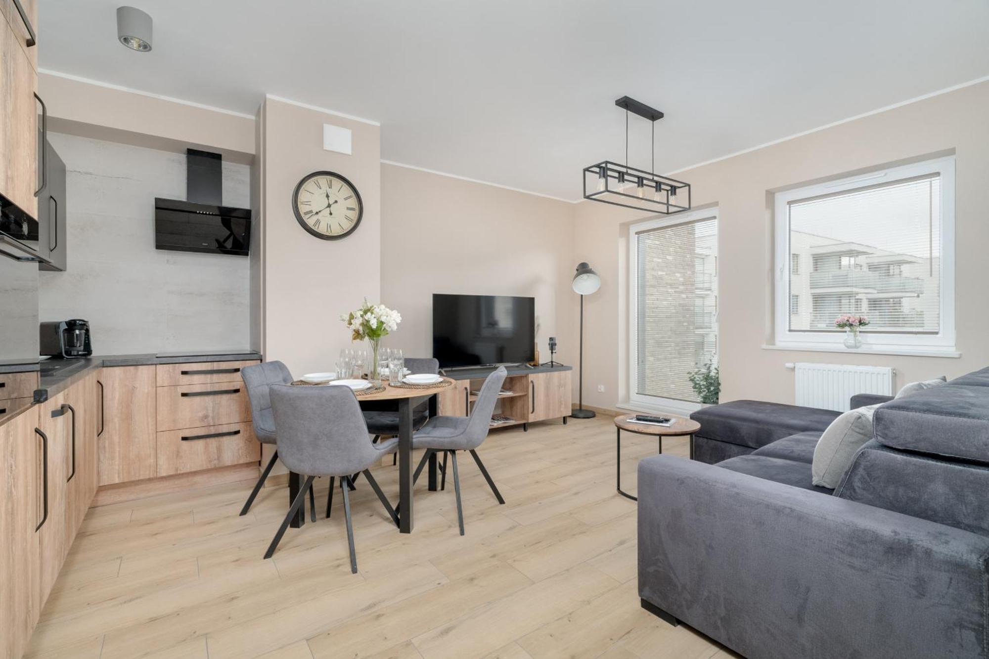 Cosy And Bright Apartment With Parking In Poznan By Noclegi Renters Екстериор снимка